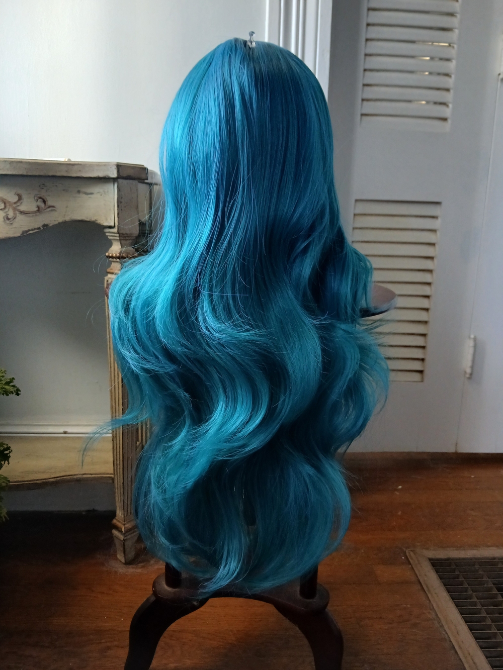 Long Wavy Teal Blue Women's Wig – Luxe Styled Look